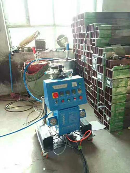 建筑屋面聚氨酯高壓發泡機保溫施工(圖2) 高壓聚氨酯發泡機施工案例